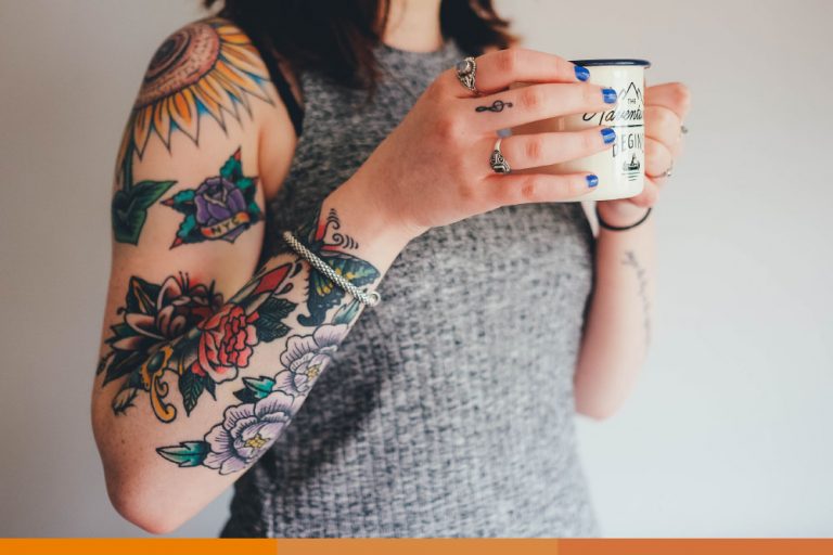 “TATUAJES, PERFORACIONES, AUTOLESIONES, FENÓMENOS PSICOSOMÁTICOS. ACONTECIMIENTO DE CUERPO Y SU RELACIÓN CON LA ÉPOCA”